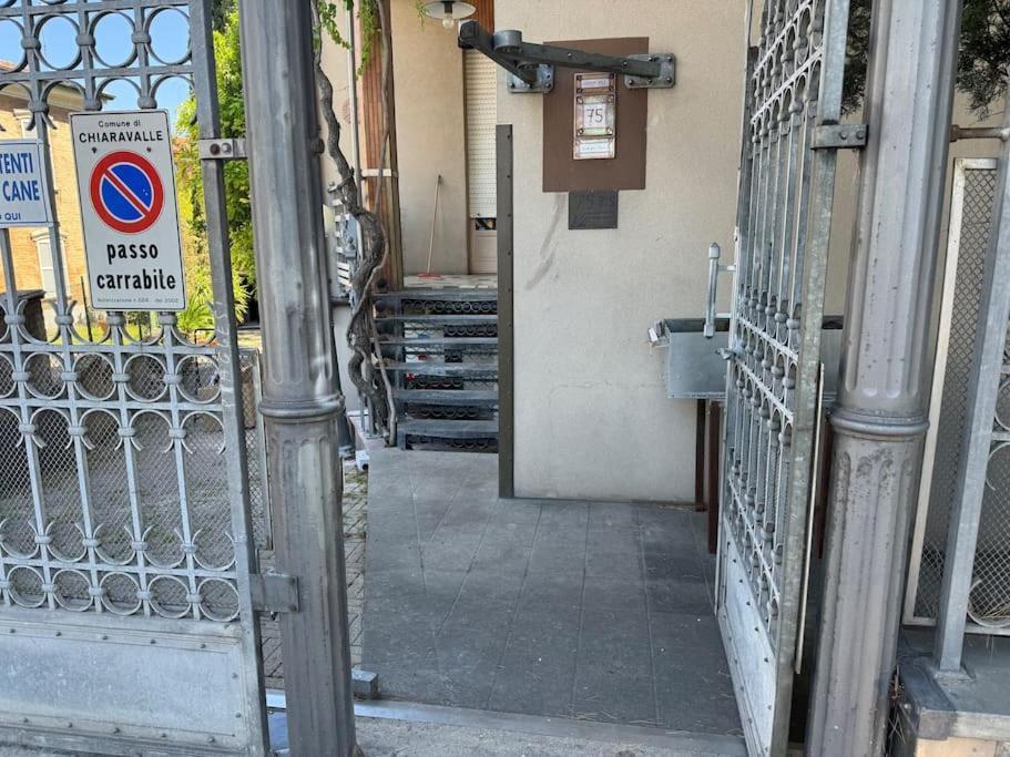 Casa Nel Verde - 4 Posti Letto Apartment Chiaravalle Luaran gambar